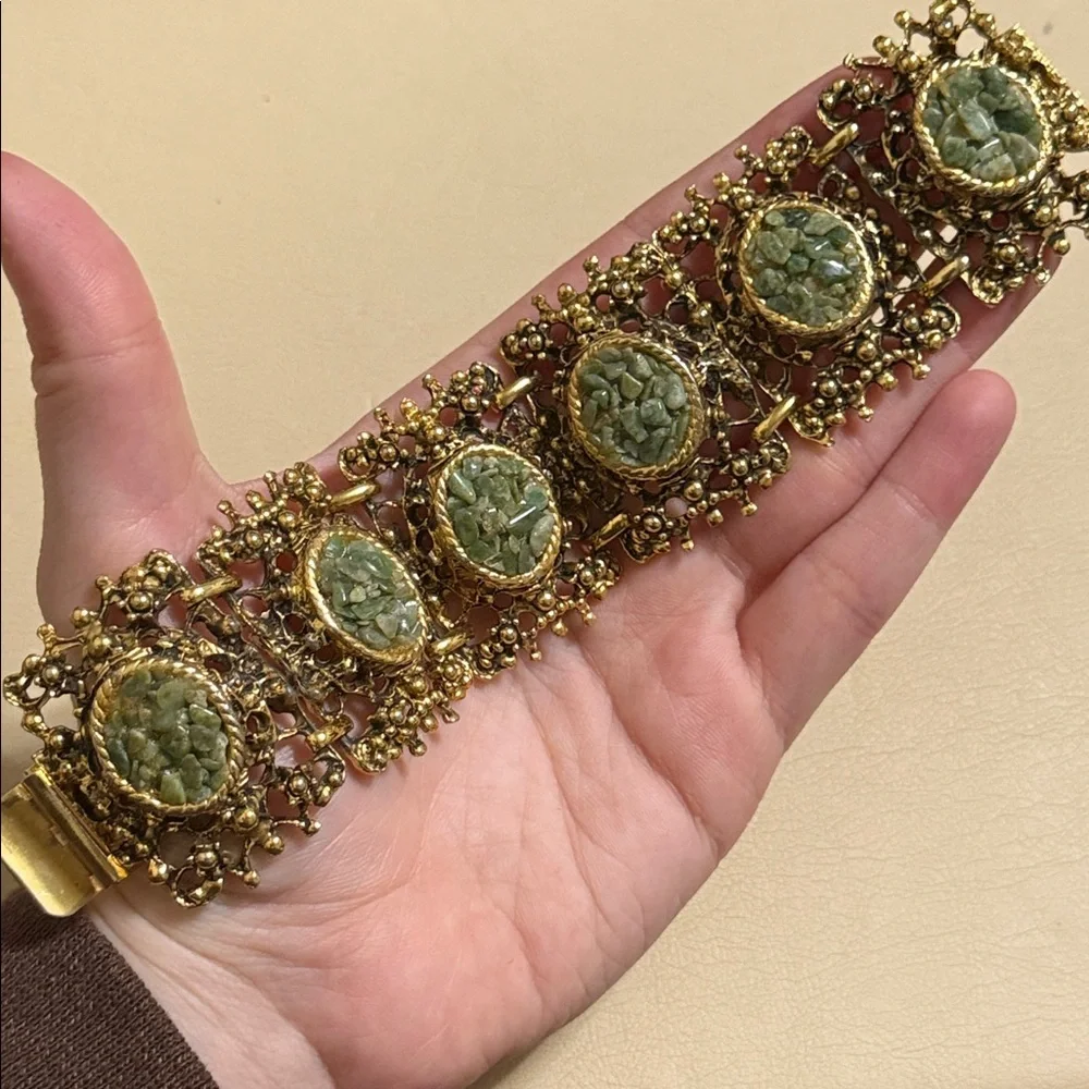 VINTAGE DETAILED OLD FASHIONED ELEGANT GOLD & GREEN STONED BRACELET & RING SET